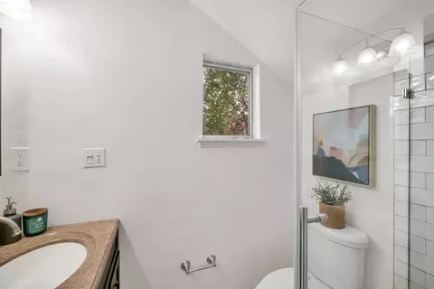 Bath - 756 Mulberry Ln, Davis, CA 95616 photo 3 of 5