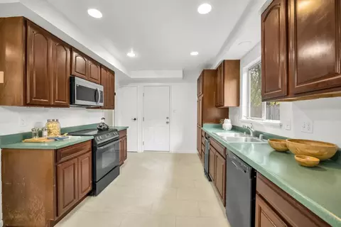 Kitchen - 756 Mulberry Ln, Davis, CA 95616 photo 4 of 8