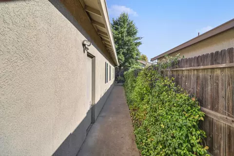 Entry Way - 383 Eagle Dr, Ione, CA 95640 photo 13 of 13