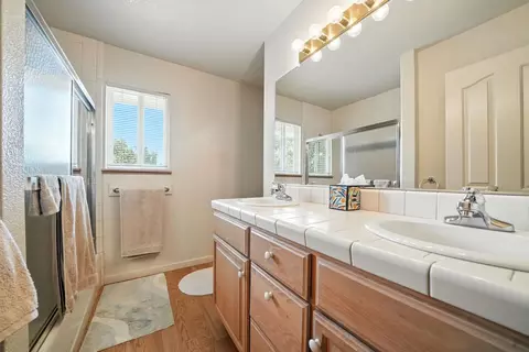 Bath - 31 Willet Ct, Wallace, CA 95254 photo 1 of 4
