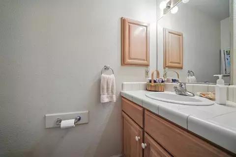 Bath - 31 Willet Ct, Wallace, CA 95254 photo 2 of 4