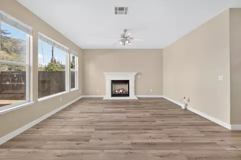 Living - 4700 Glenbrook Dr, Tracy, CA 95377 photo 2 of 6