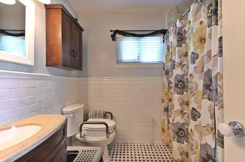 Bath - 2451 Canoe St, Copperopolis, CA 95228 photo 3 of 3