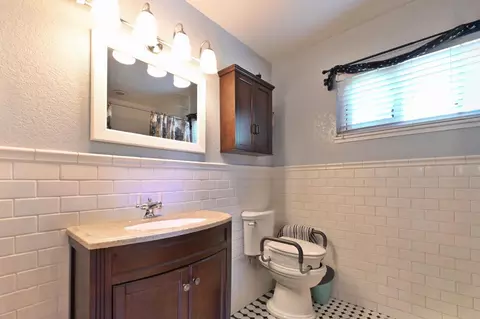 Bath - 2451 Canoe St, Copperopolis, CA 95228 photo 1 of 3