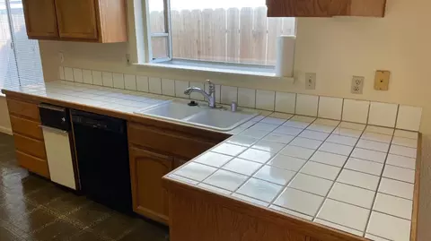 Kitchen - 324 Goldrun Dr, Modesto, CA 95354 photo 3 of 3