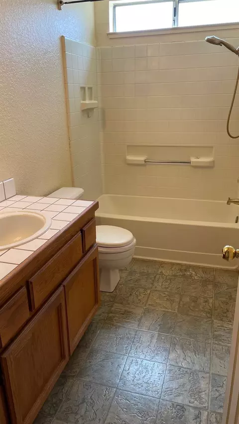 Bath - 324 Goldrun Dr, Modesto, CA 95354 photo 1 of 2