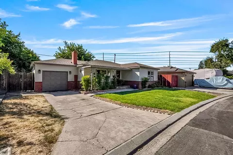 1109 Half Moon Dr, Modesto, CA 95350 photo 4