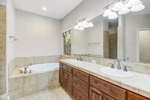 Bath - 1213 Stonebridge Dr, Lodi, CA 95242 photo 2 of 7