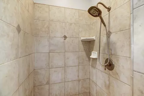 Bath - 1213 Stonebridge Dr, Lodi, CA 95242 photo 4 of 7