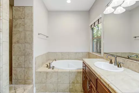 Bath - 1213 Stonebridge Dr, Lodi, CA 95242 photo 6 of 7