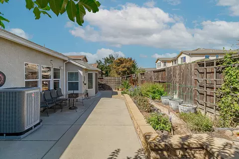 Exterior - 2425 Gallery Dr, Riverbank, CA 95367 photo 6 of 8