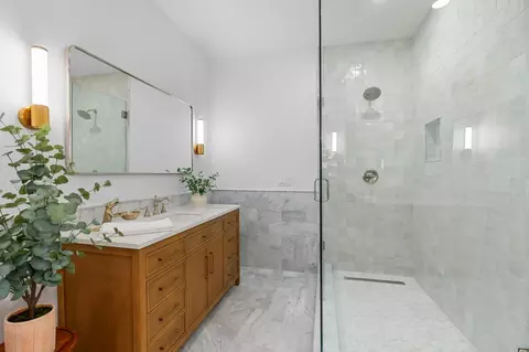 Bath - 39308 Spanish Bay Pl, Davis, CA 95616 photo 5 of 9
