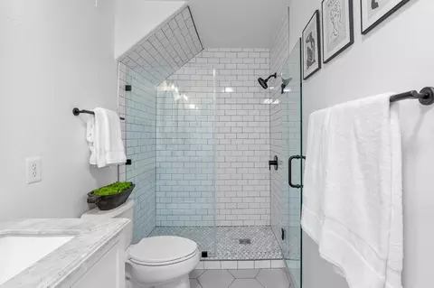 Bath - 39308 Spanish Bay Pl, Davis, CA 95616 photo 7 of 9