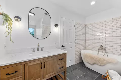Bath - 39308 Spanish Bay Pl, Davis, CA 95616 photo 8 of 9