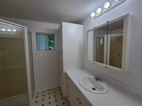 Bath - 1741 Sycamore Dr, Isleton, CA 95641 photo 1 of 3
