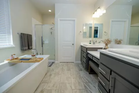 Bath - 3613 Historic Ct, Modesto, CA 95356 photo 2 of 7