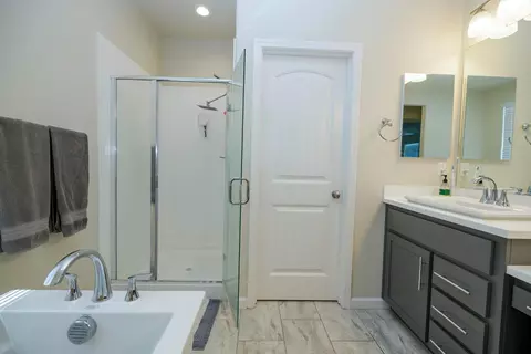 Bath - 3613 Historic Ct, Modesto, CA 95356 photo 4 of 7