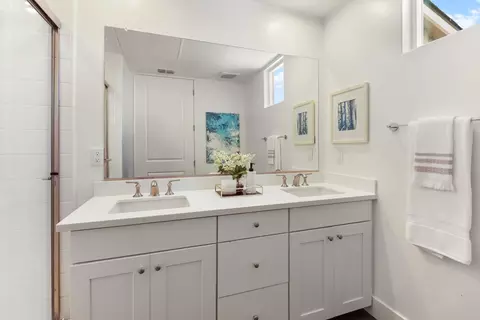 Bath - 957 Jacobsen Ln, Davis, CA 95616 photo 1 of 3