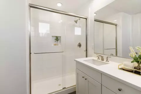 Bath - 957 Jacobsen Ln, Davis, CA 95616 photo 2 of 3