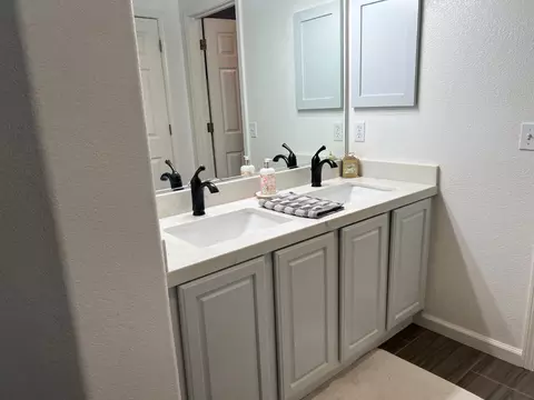 Bath - 522 Osprey Dr, Patterson, CA 95363 photo 2 of 3