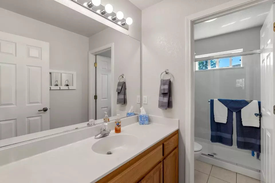 Bath - 864 N Heartland Dr, Manteca, CA 95337 photo 2 of 3
