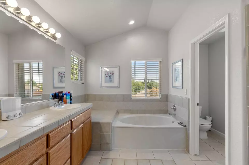 Bath - 864 N Heartland Dr, Manteca, CA 95337 photo 3 of 3