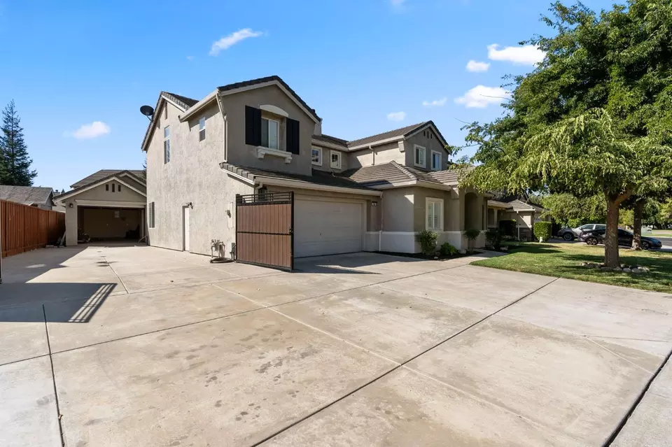 Exterior - 864 N Heartland Dr, Manteca, CA 95337 photo 2 of 7