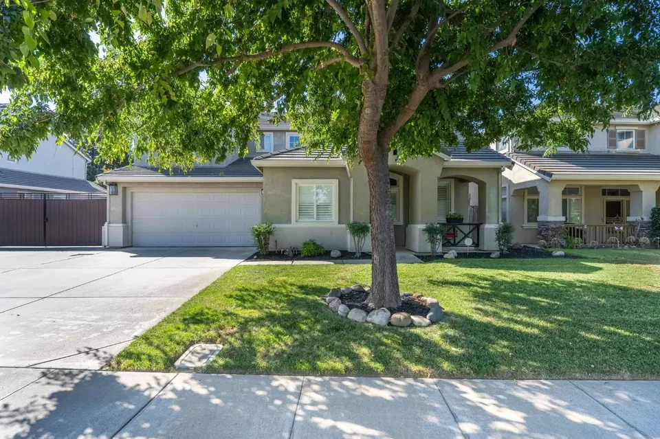 Exterior - 864 N Heartland Dr, Manteca, CA 95337 photo 4 of 7