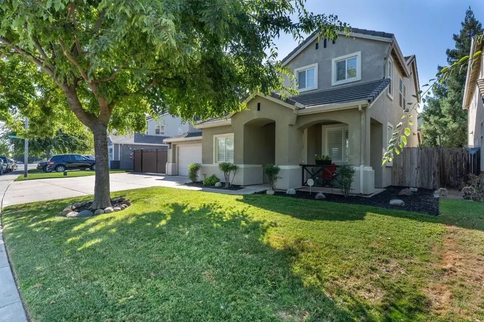Exterior - 864 N Heartland Dr, Manteca, CA 95337 photo 3 of 7