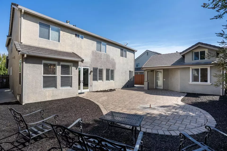 Exterior - 864 N Heartland Dr, Manteca, CA 95337 photo 6 of 7