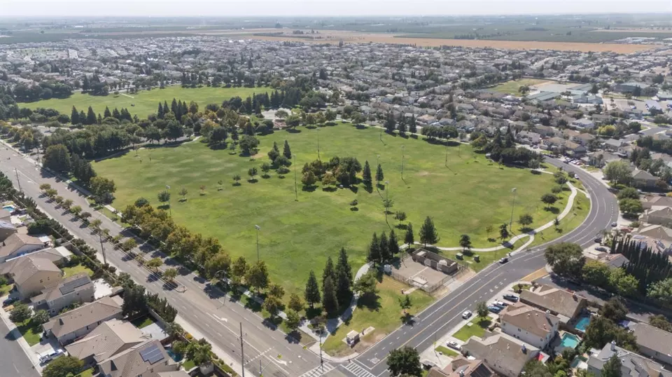 View/Area - 864 N Heartland Dr, Manteca, CA 95337 photo 5 of 5