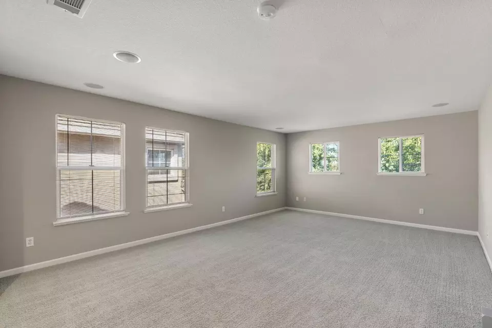 Living - 864 N Heartland Dr, Manteca, CA 95337 photo 5 of 7