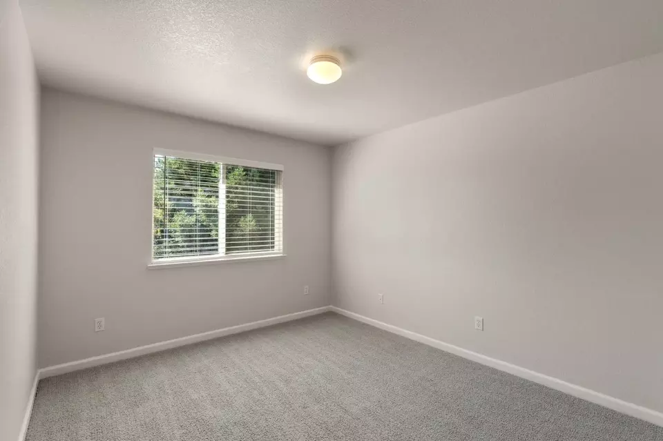 Bedroom - 864 N Heartland Dr, Manteca, CA 95337 photo 3 of 9