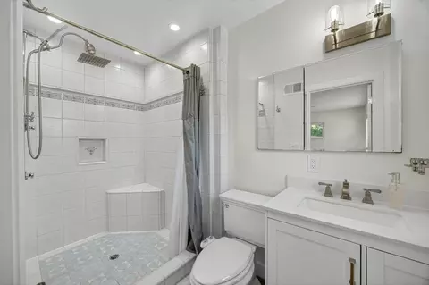 Bath - 5325 Flagstone St, Carmichael, CA 95608 photo 3 of 5