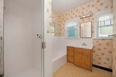 Bath - 535 Myrtle Ave, Modesto, CA 95350 photo 1 of 2