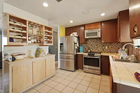 Kitchen - 334 Osage Pl, Lathrop, CA 95330 photo 2 of 2