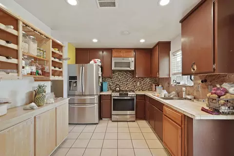 Kitchen - 334 Osage Pl, Lathrop, CA 95330 photo 1 of 2