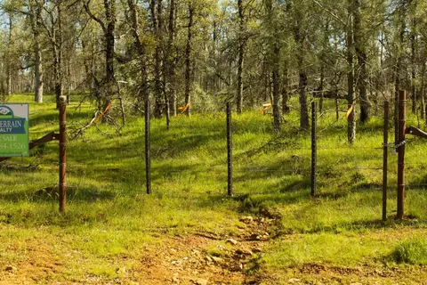 5743 Schilling Rd, Coulterville, CA 95311