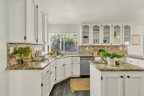Kitchen - 8525 Sutter Creek Way, Antelope, CA 95843 photo 6 of 6