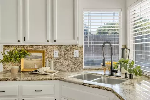 Kitchen - 8525 Sutter Creek Way, Antelope, CA 95843 photo 3 of 6