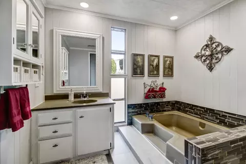 Bath - 427 Danielle Way, Folsom, CA 95630 photo 2 of 3