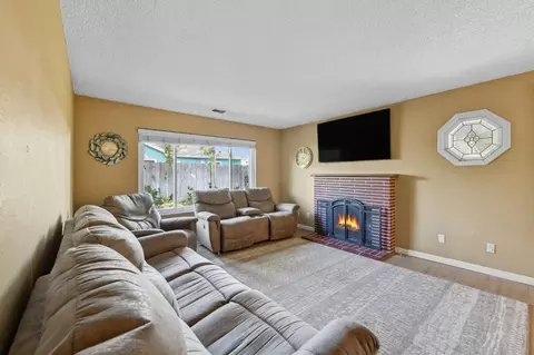 Living - 3101 U St, Antelope, CA 95843 photo 2 of 2