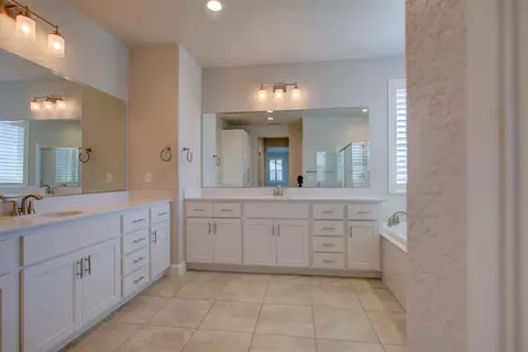 Bath - 313 Michael Cox Ln, Tracy, CA 95377 photo 10 of 12