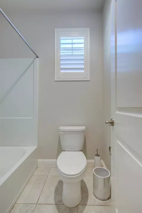 Bath - 313 Michael Cox Ln, Tracy, CA 95377 photo 5 of 12