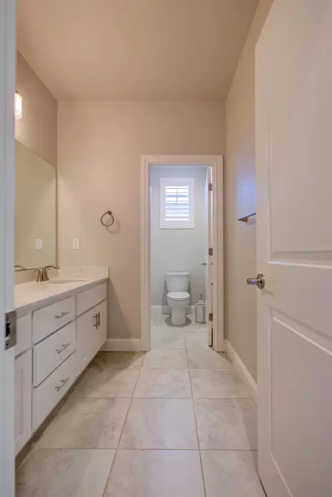Bath - 313 Michael Cox Ln, Tracy, CA 95377 photo 4 of 12