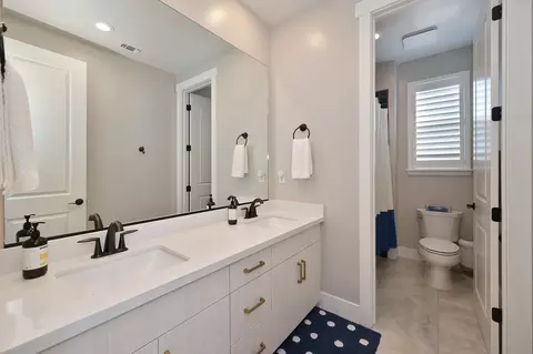 Bath - 807 Fallen Log Ct, Rocklin, CA 95765 photo 2 of 6