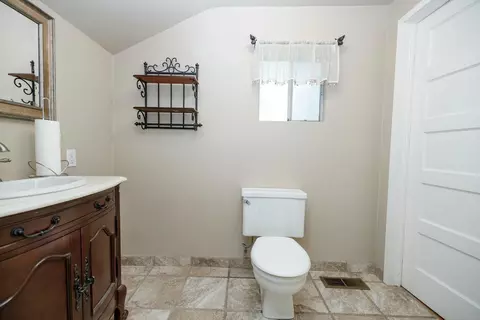 Bath - 202 Hackberry Ave, Modesto, CA 95354 photo 2 of 6