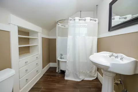 Bath - 202 Hackberry Ave, Modesto, CA 95354 photo 5 of 6