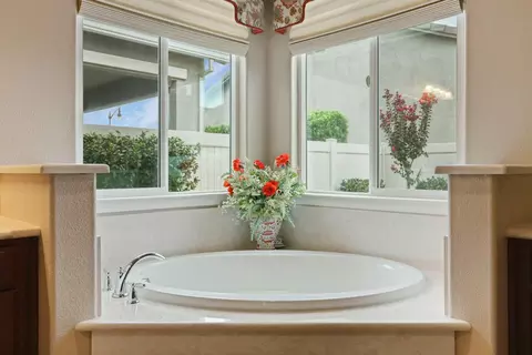 Bath - 2679 Glen Echo Ln, Manteca, CA 95336 photo 1 of 4