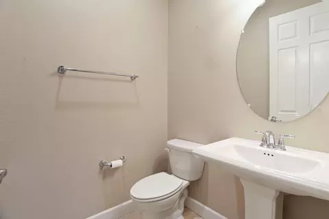 Bath - 2679 Glen Echo Ln, Manteca, CA 95336 photo 3 of 4